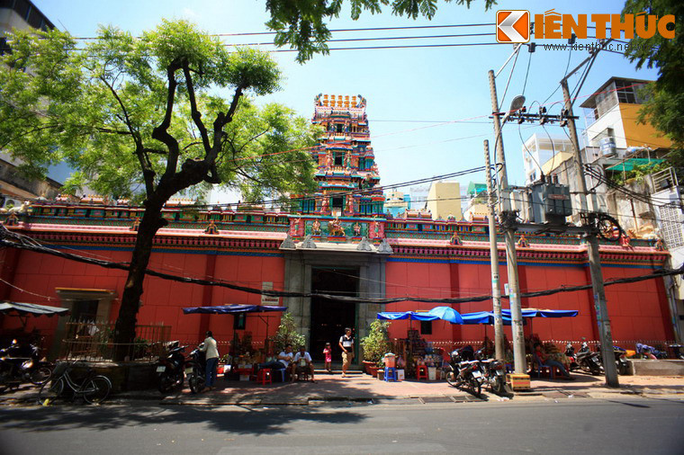 3. Tọa lạc ở số 45 Trương Định, Q.1, đền thờ Bà Mariamman (người Việt thường gọi là chùa Bà) là ngôi đền Hindu giáo lớn và nổi tiếng nhất trong ba ngôi đền Hindu tại TP HCM ngày nay. Đền được các thương gia người Ấn Độ ở Sài Gòn xây dựng cách đây 100 năm để thờ thần Mariamman - một vị nữ thần trong Hindu giáo phổ biến ở miền Nam Ấn Độ.