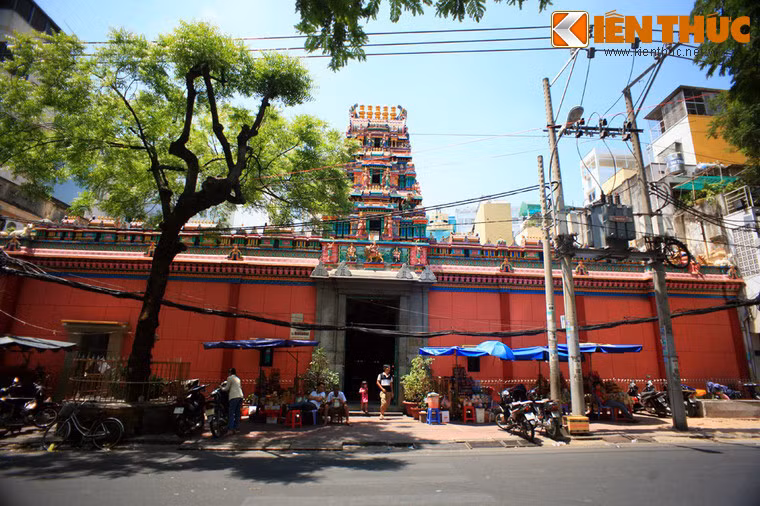 3. Tọa lạc ở số 45 Trương Định, Q.1, đền thờ Bà Mariamman (người Việt thường gọi là chùa Bà) là ngôi đền Hindu giáo lớn và nổi tiếng nhất trong ba ngôi đền Hindu tại TP HCM ngày nay. Đền được các thương gia người Ấn Độ ở Sài Gòn xây dựng cách đây 100 năm để thờ thần Mariamman - một vị nữ thần trong Hindu giáo phổ biến ở miền Nam Ấn Độ.