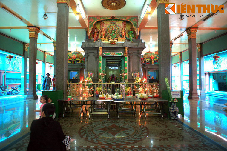 Trung tâm ngôi đền là phòng thờ Bà Mariamman. Bà thường được coi là một vị Thần Mưa - vị Thần của mùa màng bội thu, đất đai màu mỡ. Người theo đạo Hindu tin rằng bà có khả năng làm cho bách bệnh tiêu tan và vạn sự như ý, trong đó có cả việc sinh con, hỏi vợ hay lấy chồng.