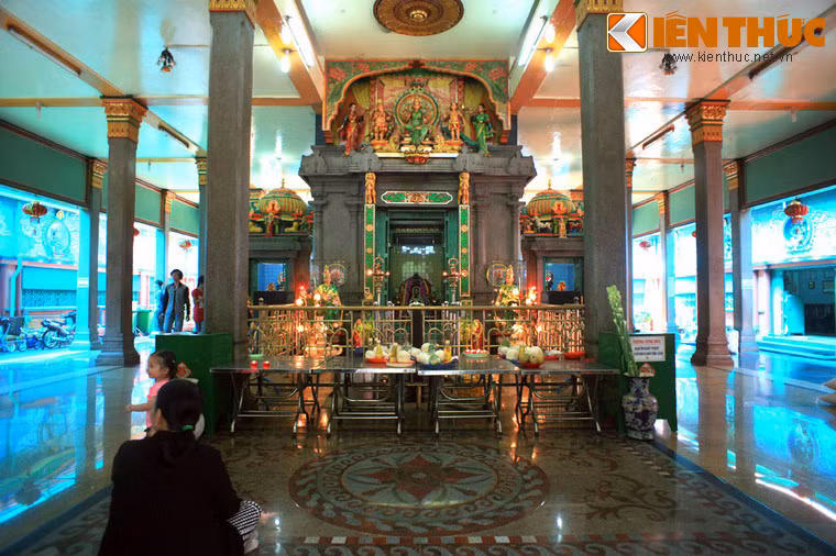 Trung tâm ngôi đền là phòng thờ Bà Mariamman. Bà thường được coi là một vị Thần Mưa - vị Thần của mùa màng bội thu, đất đai màu mỡ. Người theo đạo Hindu tin rằng bà có khả năng làm cho bách bệnh tiêu tan và vạn sự như ý, trong đó có cả việc sinh con, hỏi vợ hay lấy chồng.