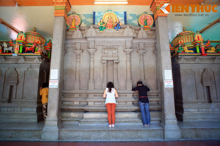 Theo truyền thống Hindu giáo, nhiều người đến phía sau phòng thờ Bà Mariamman, úp mặt vào những phiến đá hoa cương để cầu nguyện với mong muốn vị nữ thần sẽ nghe thấy và biến điều ước thành hiện thực.