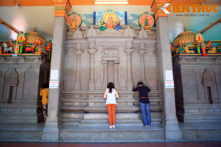 Theo truyền thống Hindu giáo, nhiều người đến phía sau phòng thờ Bà Mariamman, úp mặt vào những phiến đá hoa cương để cầu nguyện với mong muốn vị nữ thần sẽ nghe thấy và biến điều ước thành hiện thực.