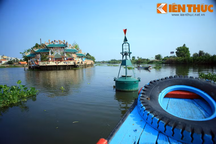 Miếu Phù Châu trên sông Vàm Thuật (thuộc phường 5, quận Gò Vấp,TPHCM) được coi là một trong những công trình tín ngưỡng độc đáo nhất Việt Nam. Miếu được xây gần như bao trùm trên một cồn đất nhỏ có diện tích khoảng 2500 m2 nổi giữa sông Vàm Thuật. Do địa thế đặc biệt nên miếu thường được người dân gọi là Miếu Nổi. Khách muốn sang miếu phải đi bằng đò.