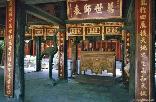 Nội thất bên trong khu điện thờ.