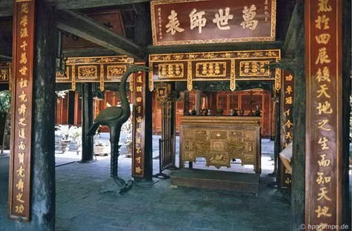 Nội thất bên trong khu điện thờ.