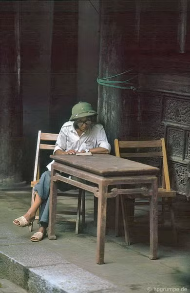 Cụ già đọc sách trong Văn Miếu.