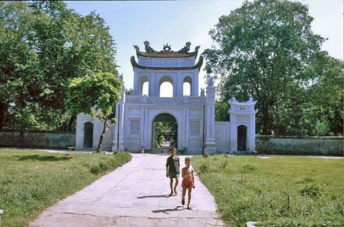 Mặt tiền của Văn Miếu môn - cổng tam quan của Văn Miếu. Hình ảnh nằm trong số 1.600 bức ảnh do nhiếp ảnh gia Đức Hans-Peter Grumpe thực hiện ở 20 tỉnh thành thuộc cả 3 miền Việt Nam từ năm 1991 - 1993, được đăng tải trên trang web Hpgrumpe.de.