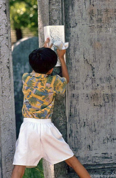 Tô lại họa tiết trên bia đá.