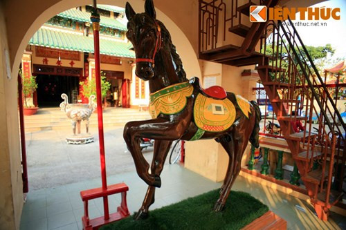 Sau khi tượng ngựa Xích Thố được dựng, quân Pháp nghi ngờ bên dưới bức tượng là nơi chôn giấu vũ khí nên nhiều lần kéo đến đòi phá tượng. Ông Vinh vừa phải thuyết phục, vừa phải "lót tay" những khoản hậu hĩnh chúng mới chịu buông tha.