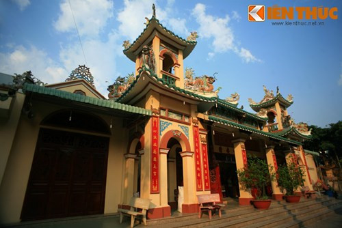 Chùa Ông Ngựa vốn chỉ là một ngôi miếu nhỏ có tên Thanh An, thờ phụng Quan Vũ từ lâu đời. Vào năm 1920, ông Trần Hiển Vinh - một người nổi tiếng giàu có trong vùng - tiếp quản việc thờ phụng tại đây. Kể từ đó, ông Vinh đã tiến hành nhiều đợt trùng tu và chuyển đổi miếu thành một ngôi chùa.