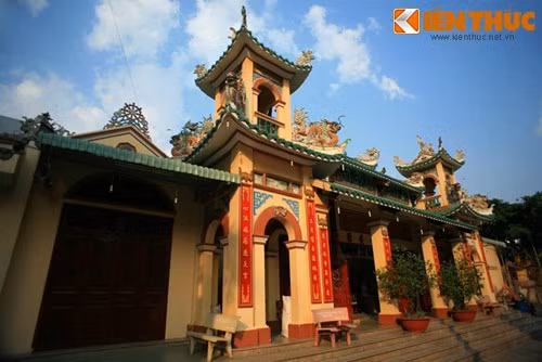 Chùa Ông Ngựa vốn chỉ là một ngôi miếu nhỏ có tên Thanh An, thờ phụng Quan Vũ từ lâu đời. Vào năm 1920, ông Trần Hiển Vinh - một người nổi tiếng giàu có trong vùng - tiếp quản việc thờ phụng tại đây. Kể từ đó, ông Vinh đã tiến hành nhiều đợt trùng tu và chuyển đổi miếu thành một ngôi chùa.