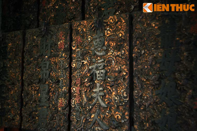 Theo thống kê, chùa có trên 400 đồ cổ, trong đó có 7 pho tượng thần, 6 tượng đá, 9 bia đá, 2 chuông nhỏ, 4 lư hương đồng, 1 lư hương đá, 10 bức hoành phi, 23 câu đối... Tất cả những cổ vật này đều được chế tác rất công phu, tỉ mỉ với những đường nét tinh tế.