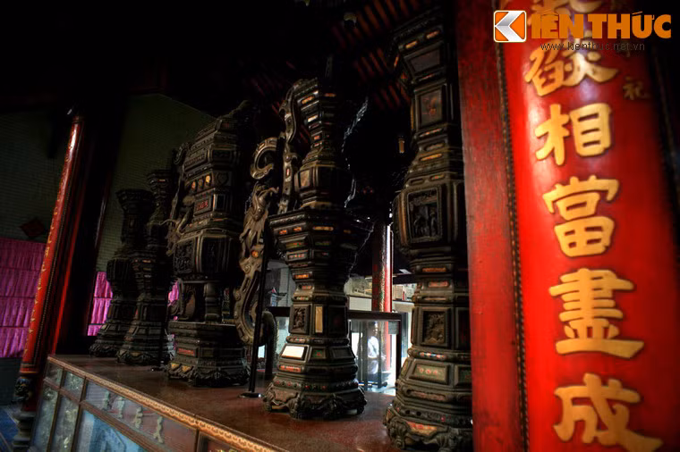 Chùa Bà Thiên Hậu hiện lưu giữ rất nhiều cổ vật quý, nổi bật là bộ lư phát lam lớn niên hiệu Quang Tự thứ 12 (1886).