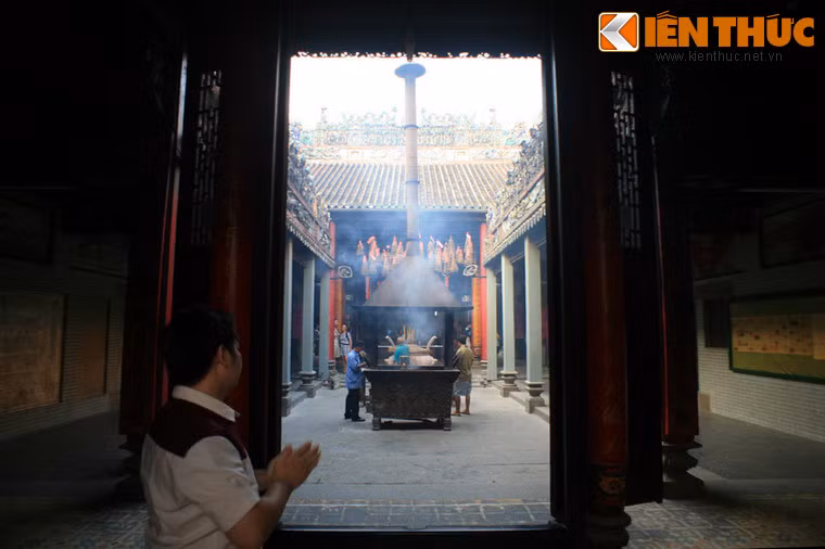 Chùa được xây theo hình ấn, là kiểu kiến trúc đặc trưng cùa người Hoa. Đây là tổ hợp 4 ngôi nhà liên kết nhau, 3 dãy nhà ở giữa tạo thành tiền điện, trung điện và hậu điện. Giữa các dãy nhà này có một khoảng trống gọi là thiên tỉnh (giếng trời), giúp không gian chùa thoáng đãng, đủ ánh sáng và có chỗ thoát khói hương.