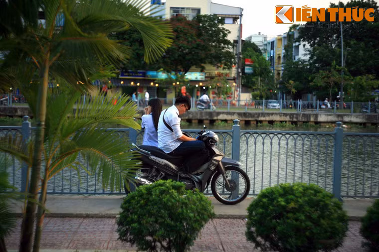 Giữa khung cảnh nên thơ này, ít ai hình dung được rằng, vài năm trước, đây còn là dòng kênh đầy rác rưởi hôi thối, khiến người qua đường phải bịt mũi.