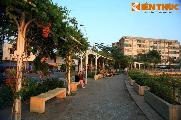 Điều dễ nhận thấy là màu xanh của cây cối tràn ngập bên bờ kênh.