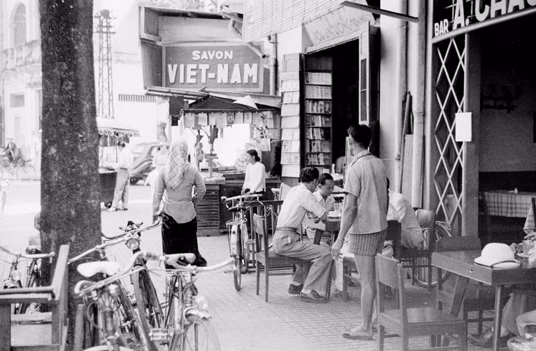 Quán trà ở góc phố ngày nay là ngã tư Lê Thánh Tôn - Nguyễn Trung Trực.