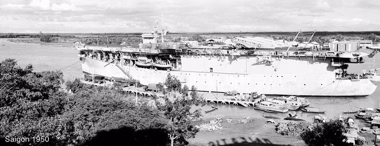 Tàu sân bay Pháp neo đậu ở cảng Sài Gòn.