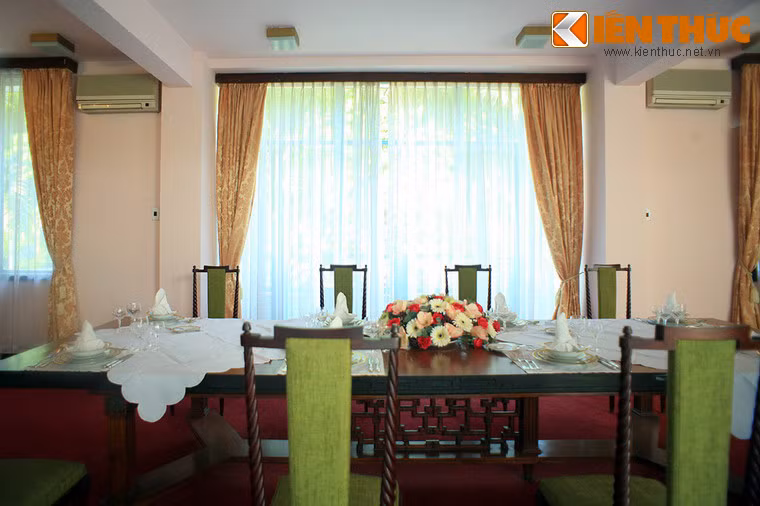 Phòng ăn của Tổng thống gồm nhiều dãy bàn dài sang trọng, có thể tiếp đón hàng chục thực khách.