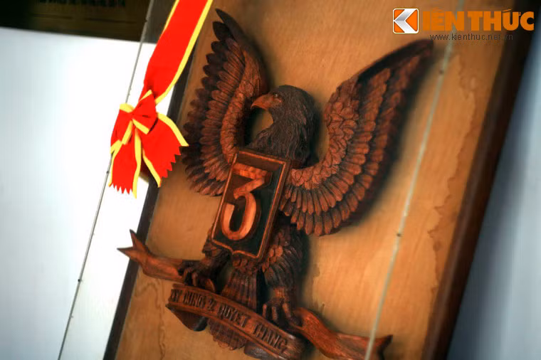 Bức phù điêu thiếu tướng Nguyễn Duy Hinh của Sư đoàn 3 Bộ binh VNCH tặng Tổng thống Thiệu.