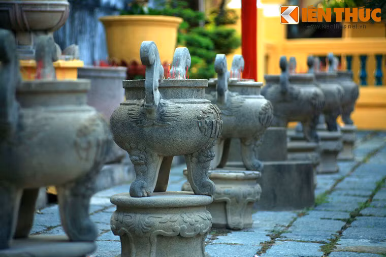 Dãy lư hương bằng đá phía trước miếu thờ.