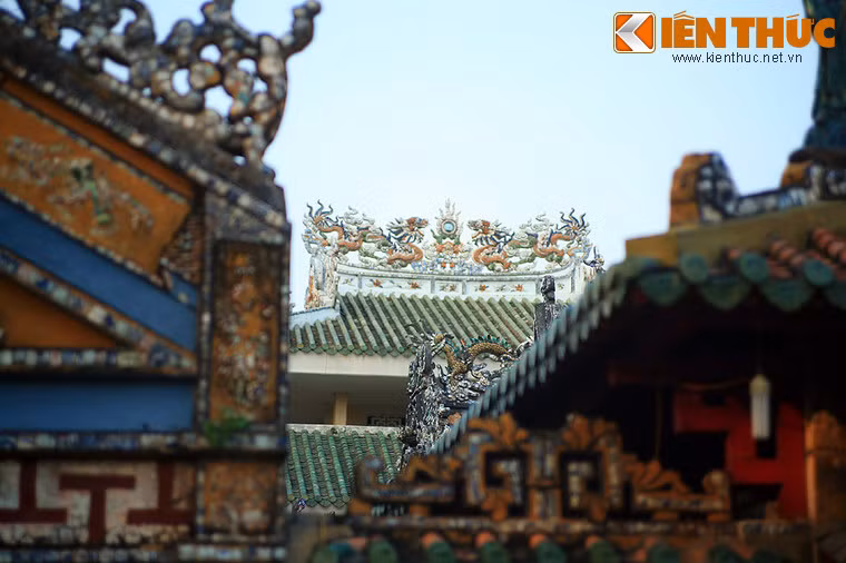 Về tổng thể, lăng Tả quân Lê Văn Duyệt mang dấu ấn của lối kiến trúc miếu thờ nhà Nguyễn, với những mái "trùng thiềm điệp ốc" và kỹ thuật kết nối khung nhà bằng các lỗ mộng.