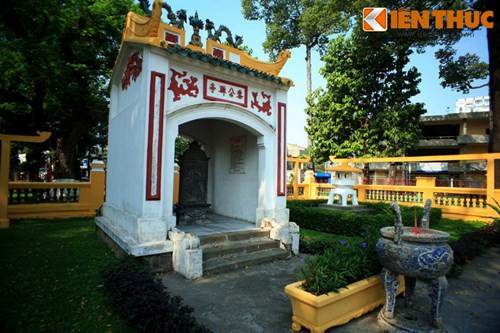 Nhà bia được xây dựng như một ngôi điện nhỏ, bên trong có tấm bia đá khắc chữ Hán "Lê công miếu bi" (Bia dựng tại miếu thờ Lê công) do Kinh lược sứ Hoàng Cao Khải viết năm Giáp Ngọ (1894).