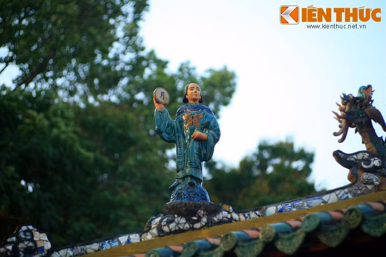 Tượng gốm trang trí trên mái miếu thờ.