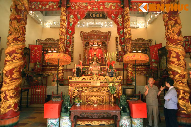 Gian chính điện có bức tượng bằng đồng của Tả quân Lê Văn Duyệt. Tượng được đúc bằng đồng nguyên chất, cao 2,65 m, nặng 3 tấn do nhà điêu khắc Phạm Văn Hạng thực hiện.