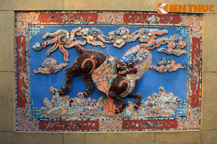 Tranh khảm kỳ lân ở mặt tường bên ngoài tiền điện.