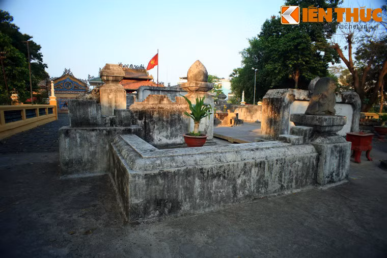 Mộ Tả quân và vợ có bình phong và tường dày bao quanh.