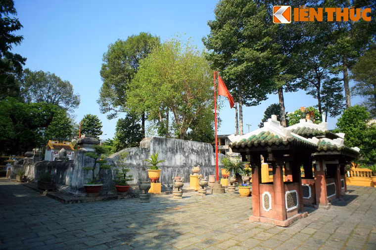 Phần mộ nhìn từ phía sau.