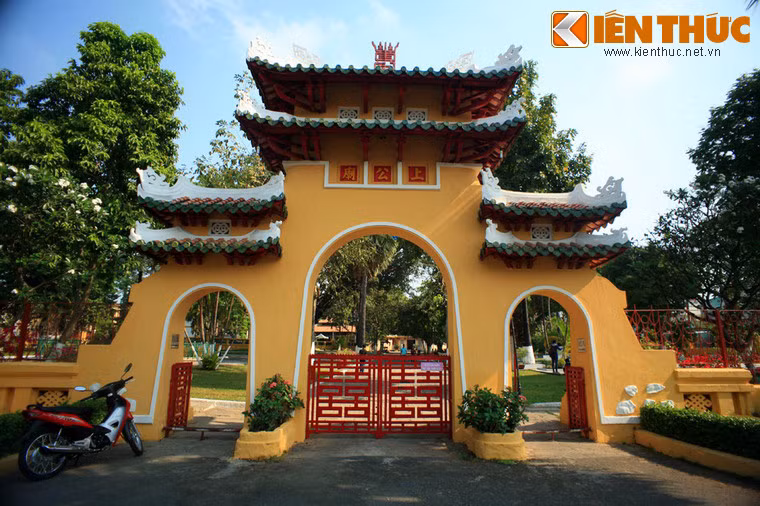 Khu lăng mộ của Tả quân Lê Văn Duyệt (1764-1832) (người dân thường gọi là Lăng Ông hoặc Lăng Ông Bà Chiểu do lăng nằm ở vùng đất Bà Chiểu xưa) là khu lăng mộ cổ bề thế nhất của Sài Gòn. Trước 1975, cổng Tam quan của lăng đã được chọn làm biểu tượng của Sài Gòn - Gia Định Ngày nay khu lăng mộ tọa lạc tại số 1 đường Vũ Tùng, phường 1, quận Bình Thạnh, TP HCM.