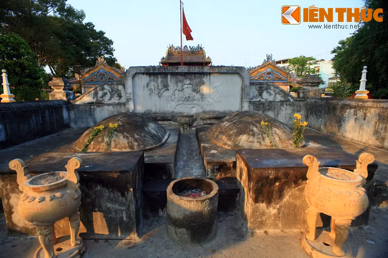 Phần mộ gồm hai ngôi mộ song táng: Tả quân Lê Văn Duyệt và vợ là bà Đỗ Thị Phận. Hai ngôi mộ đặt song song và được cấu tạo giống nhau, có hình dạng như nửa quả trứng ngỗng xẻ theo chiều dọc, úp trên bệ lớn hình chữ nhật. Trước mộ có một khoảnh sân nhỏ để làm lễ.