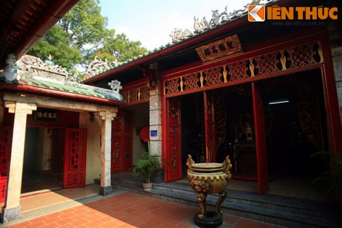 Mỗi gian điện thờ cách nhau bằng một khoảnh sân lộ thiên, gọi là sân thiên tỉnh (giếng trời).