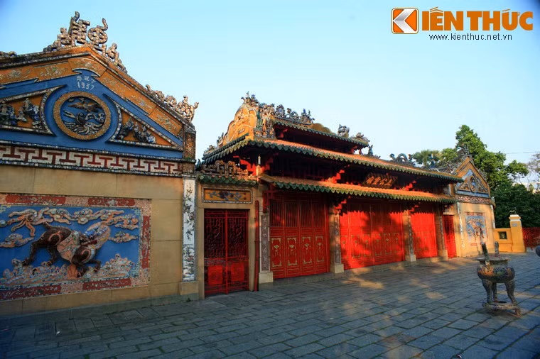 Cách khu mộ một khoảng sân rộng là "Thượng công linh miếu", nơi thờ Lê Văn Duyệt.