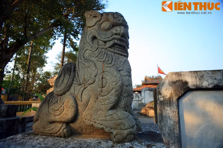 Nghê đá canh gác lối vào mộ.