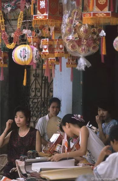 Đèn lồng và các loại giấy màu - mặt hàng đặc trưng của các cửa hàng trên phố Hàng Mã.
