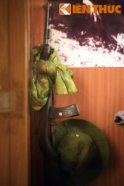 Trang bị của nữ chiến sĩ Giải phóng quân ở miền Nam Việt Nam, gồm súng các-bin, nón tai bèo,vải dù...