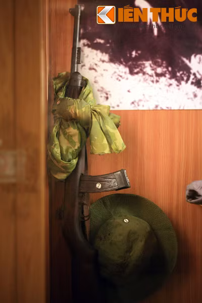 Trang bị của nữ chiến sĩ Giải phóng quân ở miền Nam Việt Nam, gồm súng các-bin, nón tai bèo,vải dù...