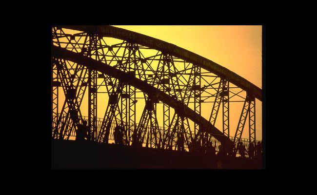 Cầu Trường Tiền, một biểu tượng của xứ Huế, trong hoàng hôn.