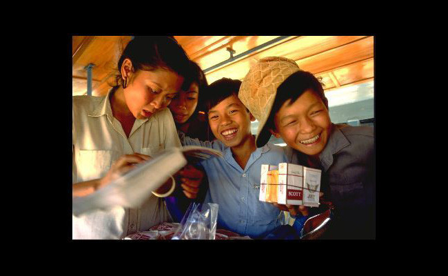 Cậu bé bán thuốc lá ở bến xe Chợ Lớn.