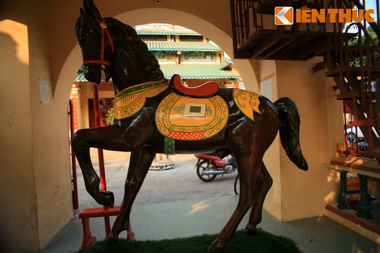 Tượng ngựa được làm bằng bê tông cốt thép, có kích cỡ tương đương một con ngựa thật, do một nghệ nhân Thừa Thiên Huế chế tác từ cuối năm 1930.