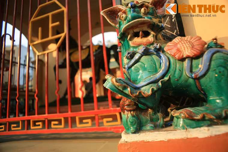 Do ngân khố đã cạn kiệt, ông Vinh đã phải đi vay mượn hơn 5.000 đồng tiền để xây tượng ngựa và cổng chùa. Từ khi có bức tượng ngựa Xích Thố, chùa được người dân gọi là chùa Ông Ngựa.