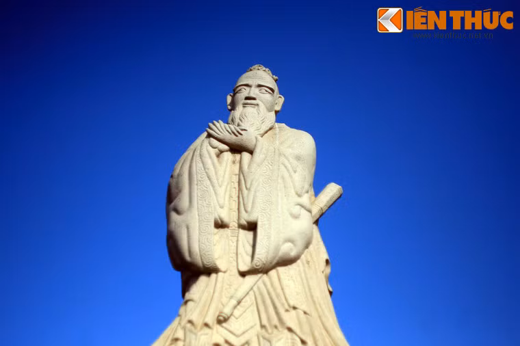 Khổng Tử (551 - 479 TCN) là nhà triết học lỗi lạc người Trung Hoa. Ông là người sáng lập học thuyết Nho giáo, có ảnh hưởng rộng lớn đối với đời sống và tư tưởng của các nền văn hóa Đông Á, trong đó có Việt Nam.