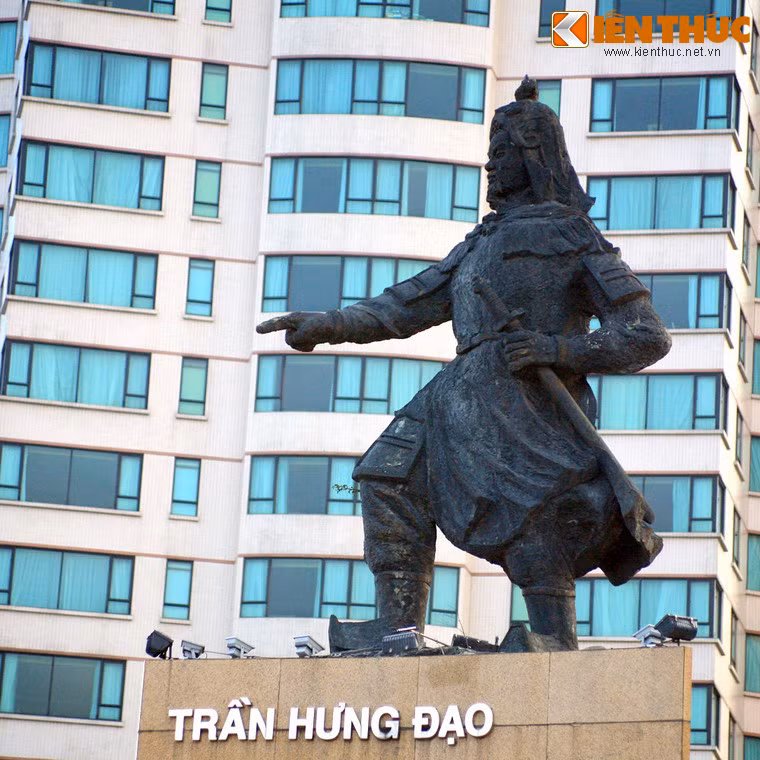 Hưng Đạo Đại Vương Trần Quốc Tuấn (1228 - 1300) là danh tướng thời nhà Trần, có công lớn trong hai cuộc kháng chiến chống Nguyên Mông. Ông được người dân Việt tôn sùng như bậc thánh và gọi là Đức thánh Trần.