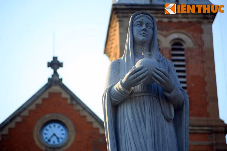 Bức tượng này được khởi công xây dựng từ ngày 8/12/1958, khánh thành ngày 16/2/1959.