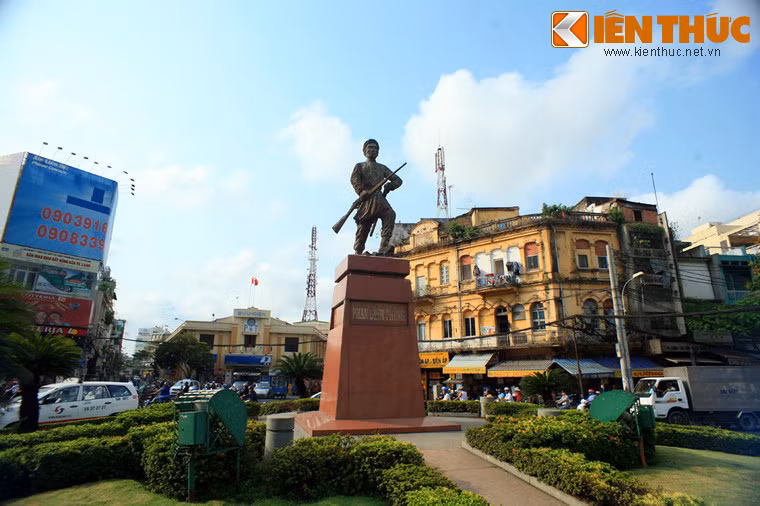 Tượng đài Phan Đình Phùng nằm trên vòng xoay Bưu điện Chợ lớn, Quận 5.