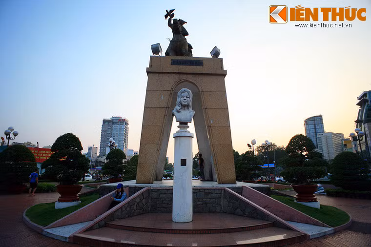 Tượng đài Quách Thị Trang nằm phía trước tượng đài Trần Nguyên Hãn.