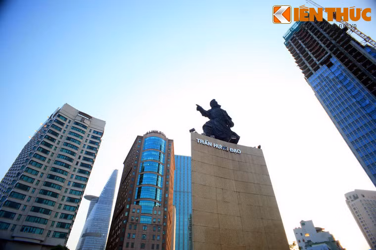 Tượng đài Trần Hưng Đạo nằm ở vòng xoay bến Bạch Đằng, Quận 1.